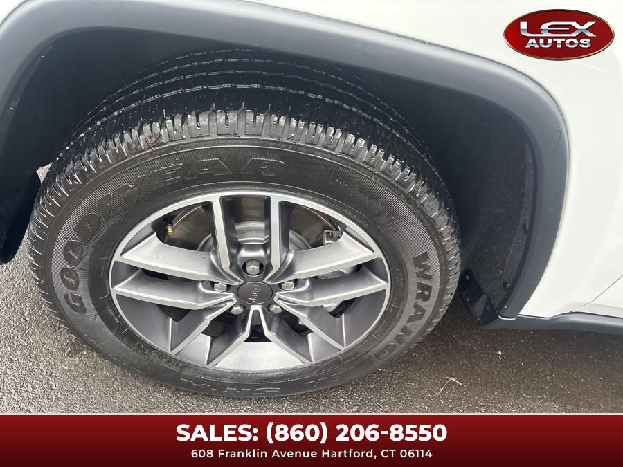 Vehicle image 17 of 49