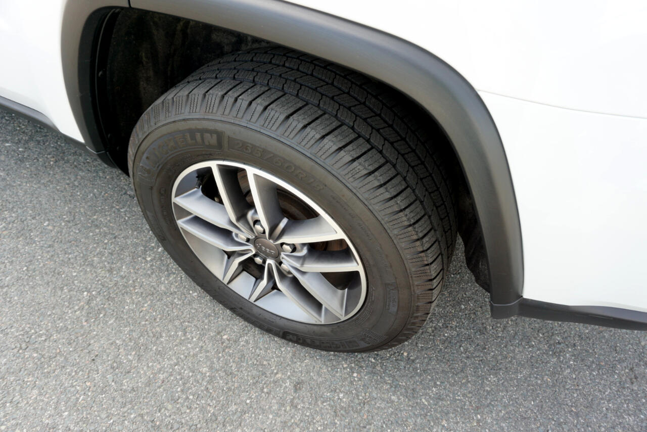 Vehicle image 12 of 28