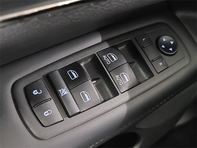 Vehicle image 33 of 42