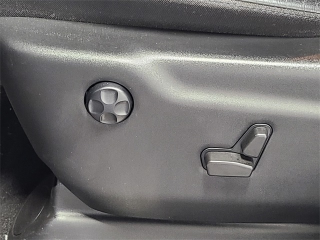 Vehicle image 40 of 42