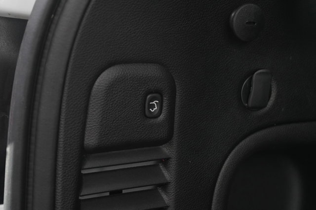 Vehicle image 16 of 31