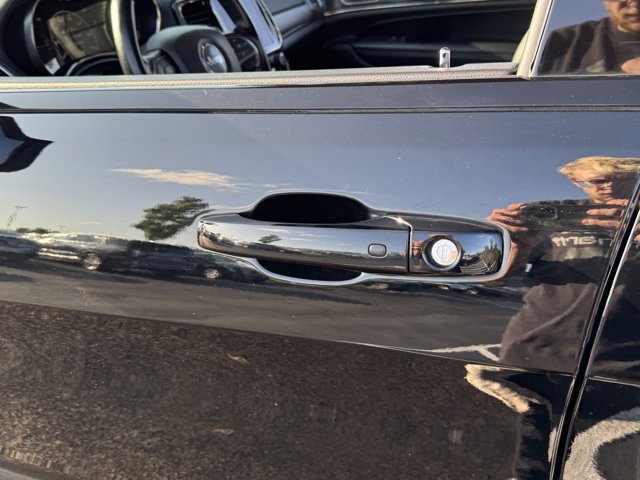 Vehicle image 27 of 33