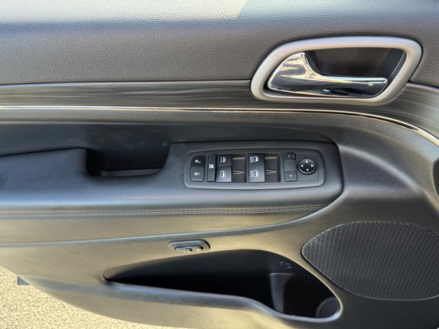 Vehicle image 24 of 33