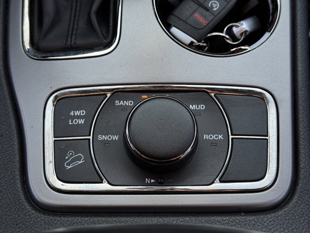 Vehicle image 25 of 33