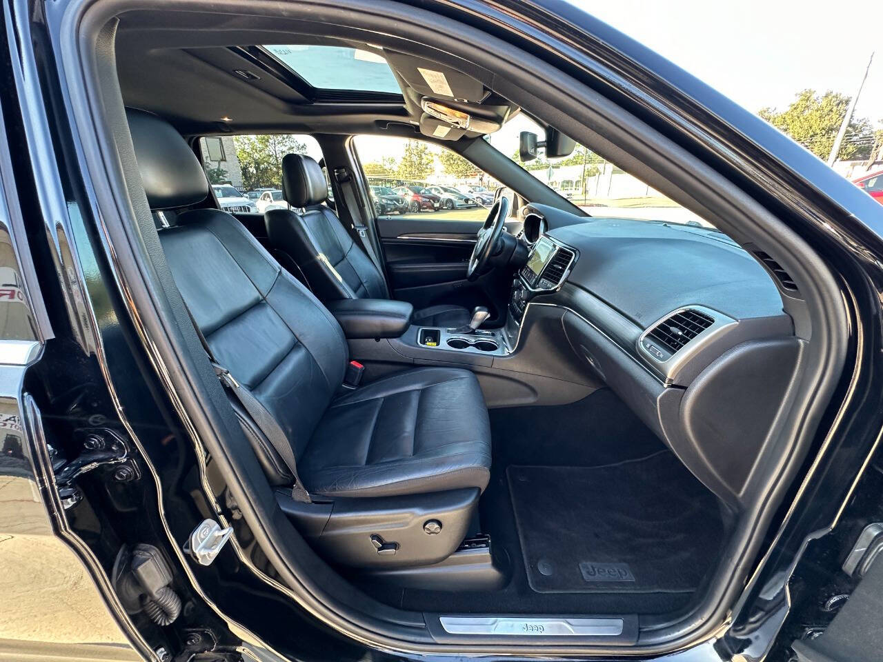 Vehicle image 15 of 18