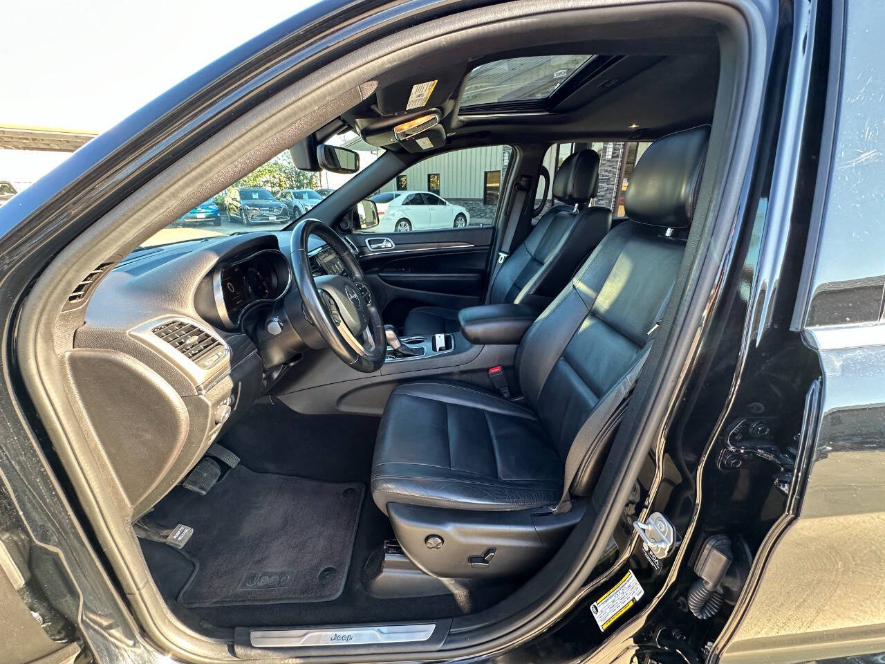 Vehicle image 8 of 18