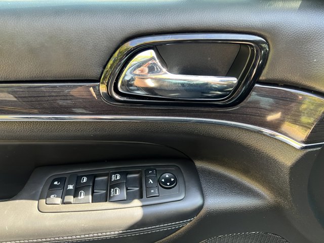 Vehicle image 14 of 21