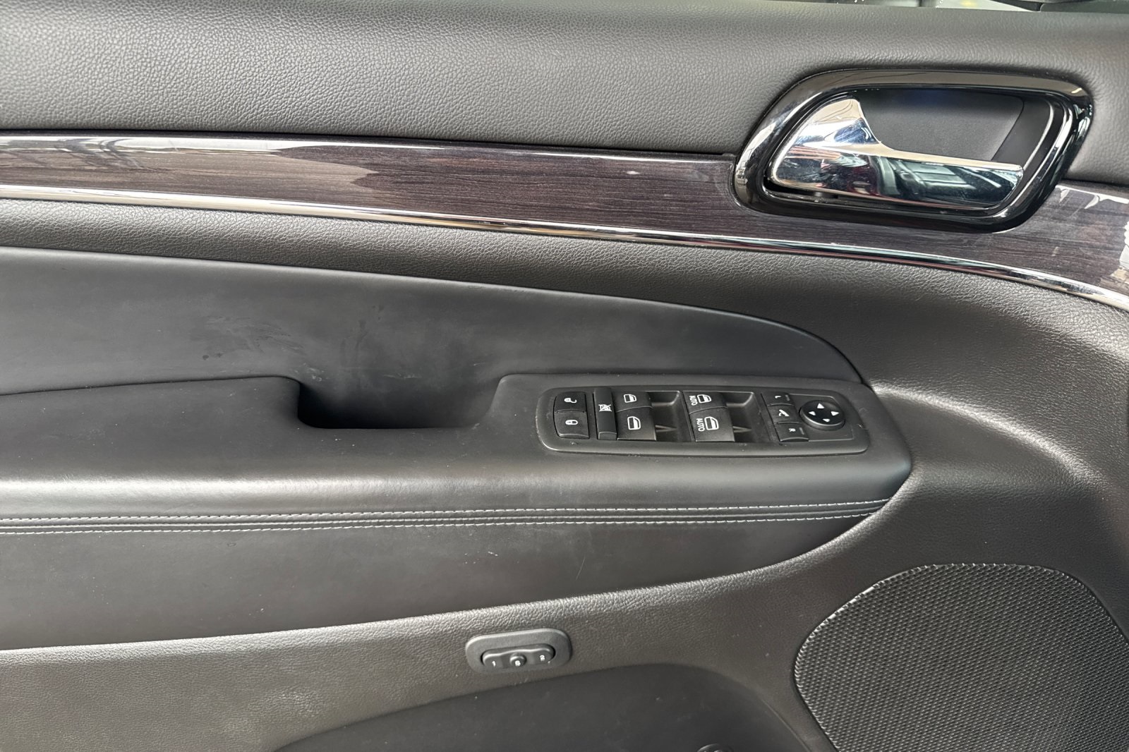 Vehicle image 24 of 30