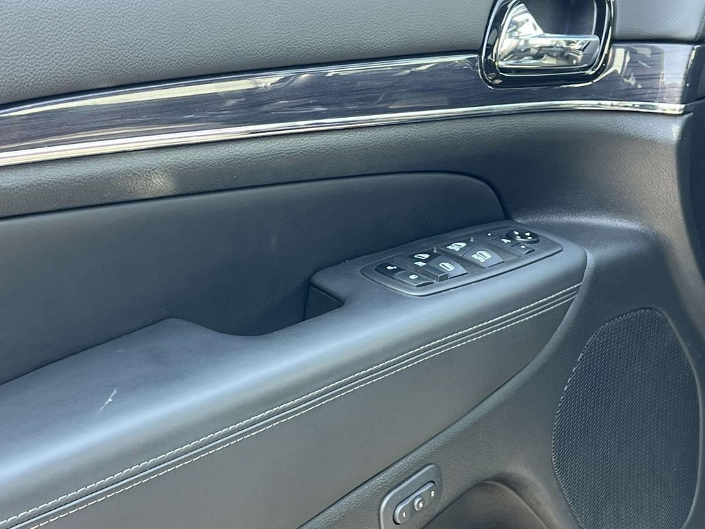 Vehicle image 27 of 36