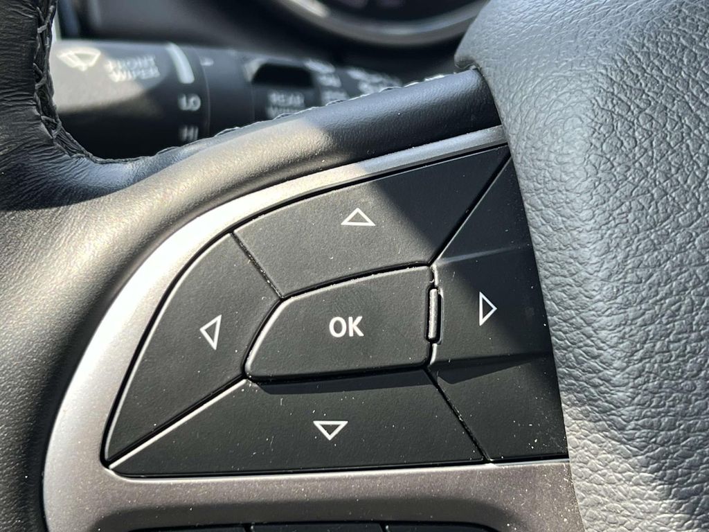 Vehicle image 25 of 36