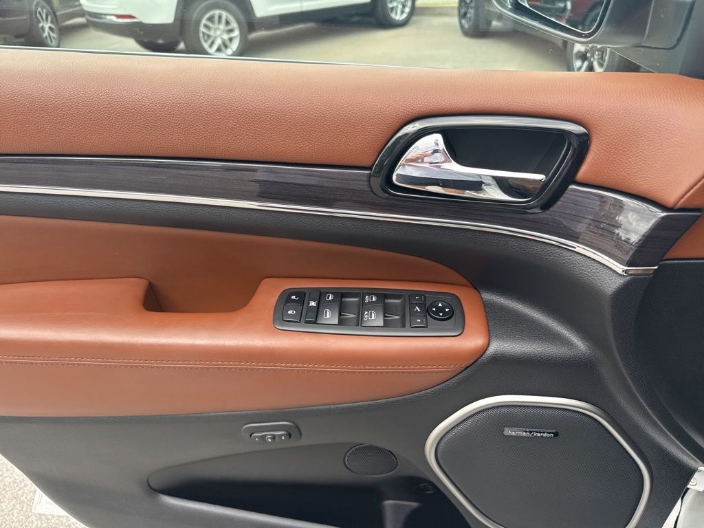 Vehicle image 19 of 22