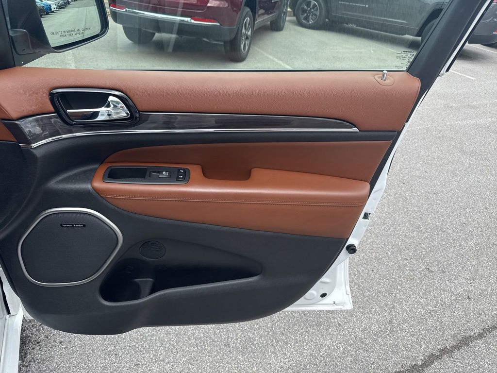 Vehicle image 20 of 22