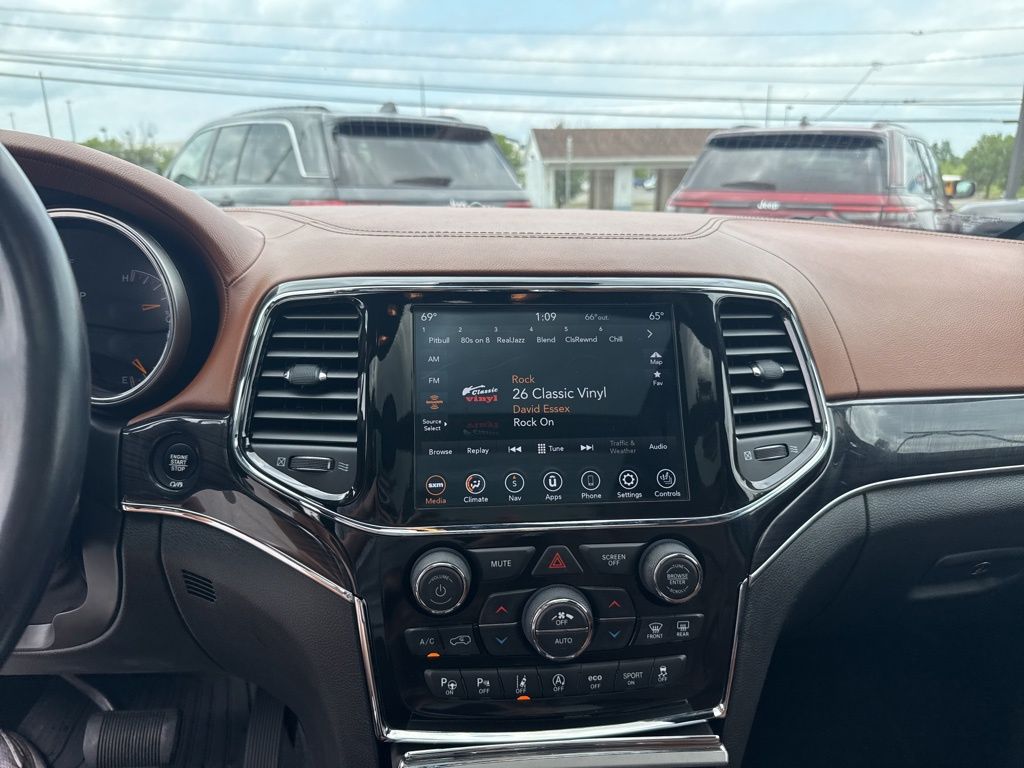 Vehicle image 17 of 22
