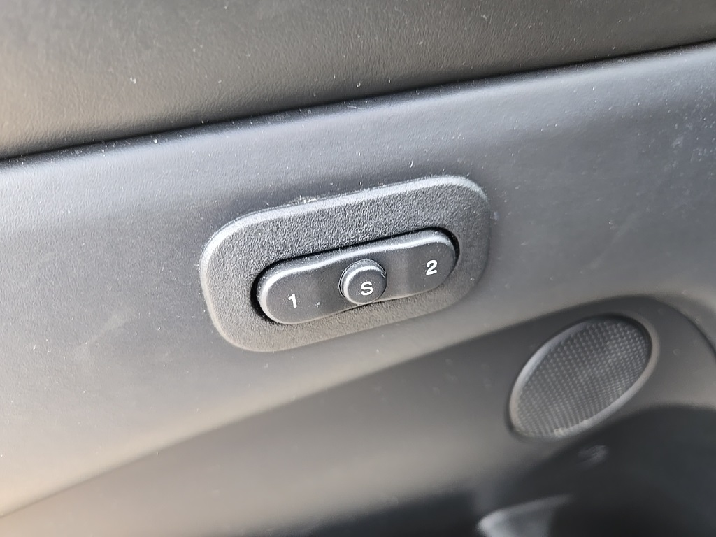 Vehicle image 32 of 105