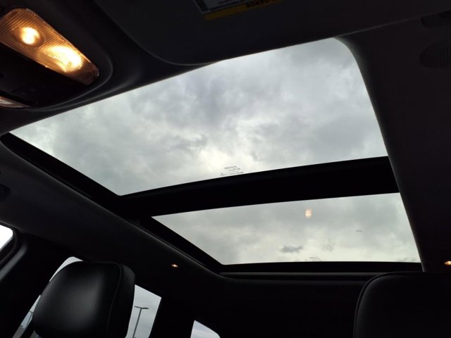 Vehicle image 24 of 30