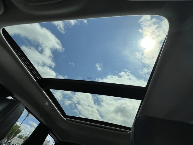 Vehicle image 27 of 37