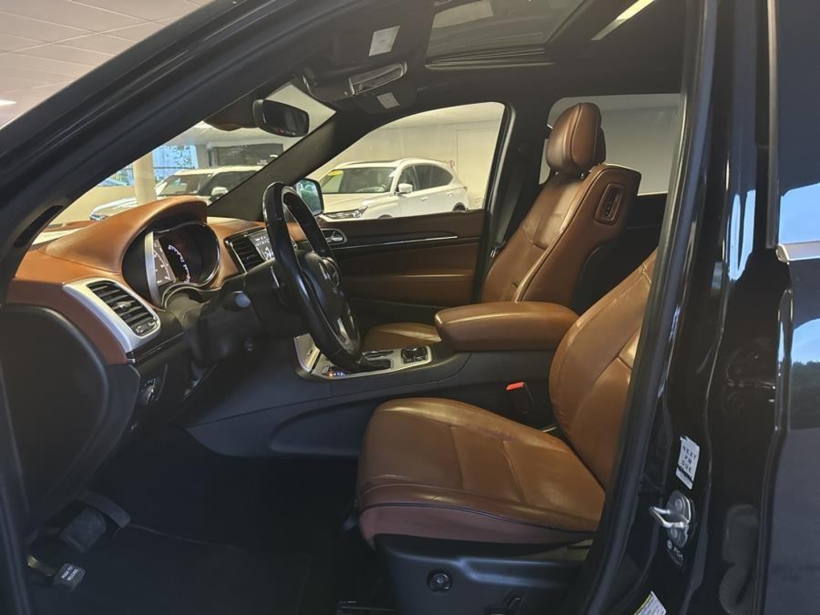 Vehicle image 17 of 34