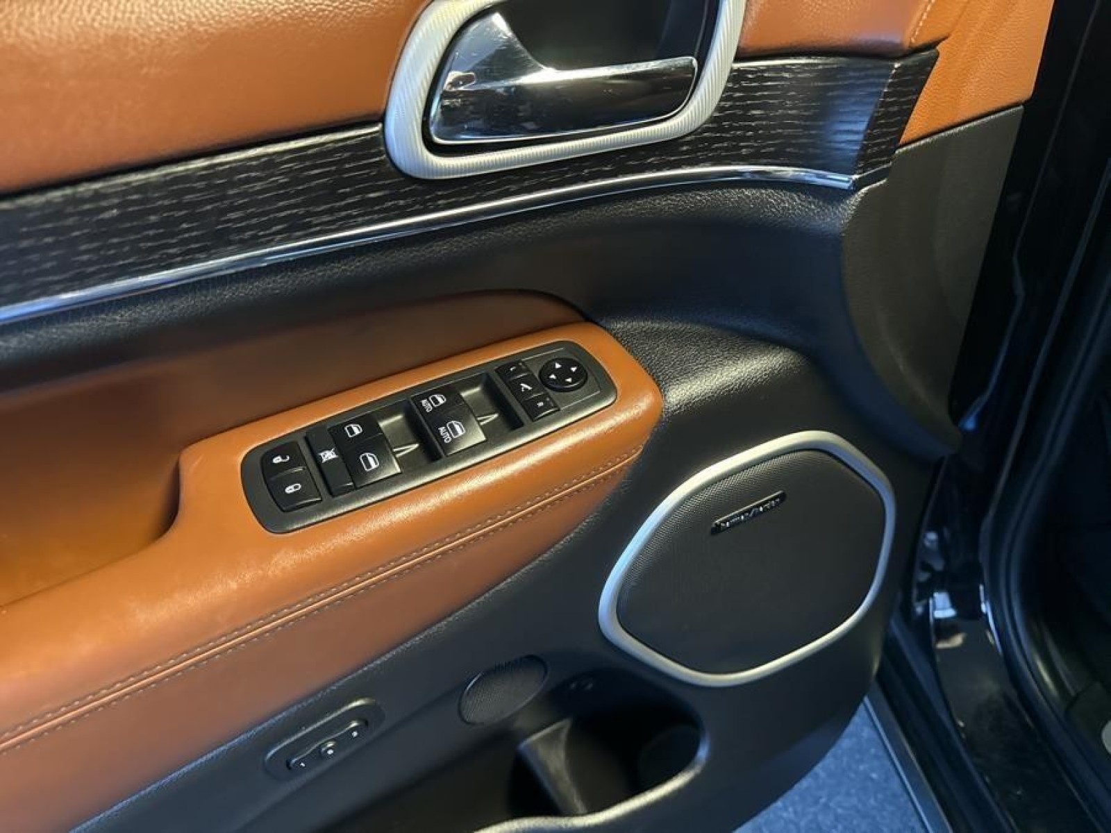 Vehicle image 15 of 34