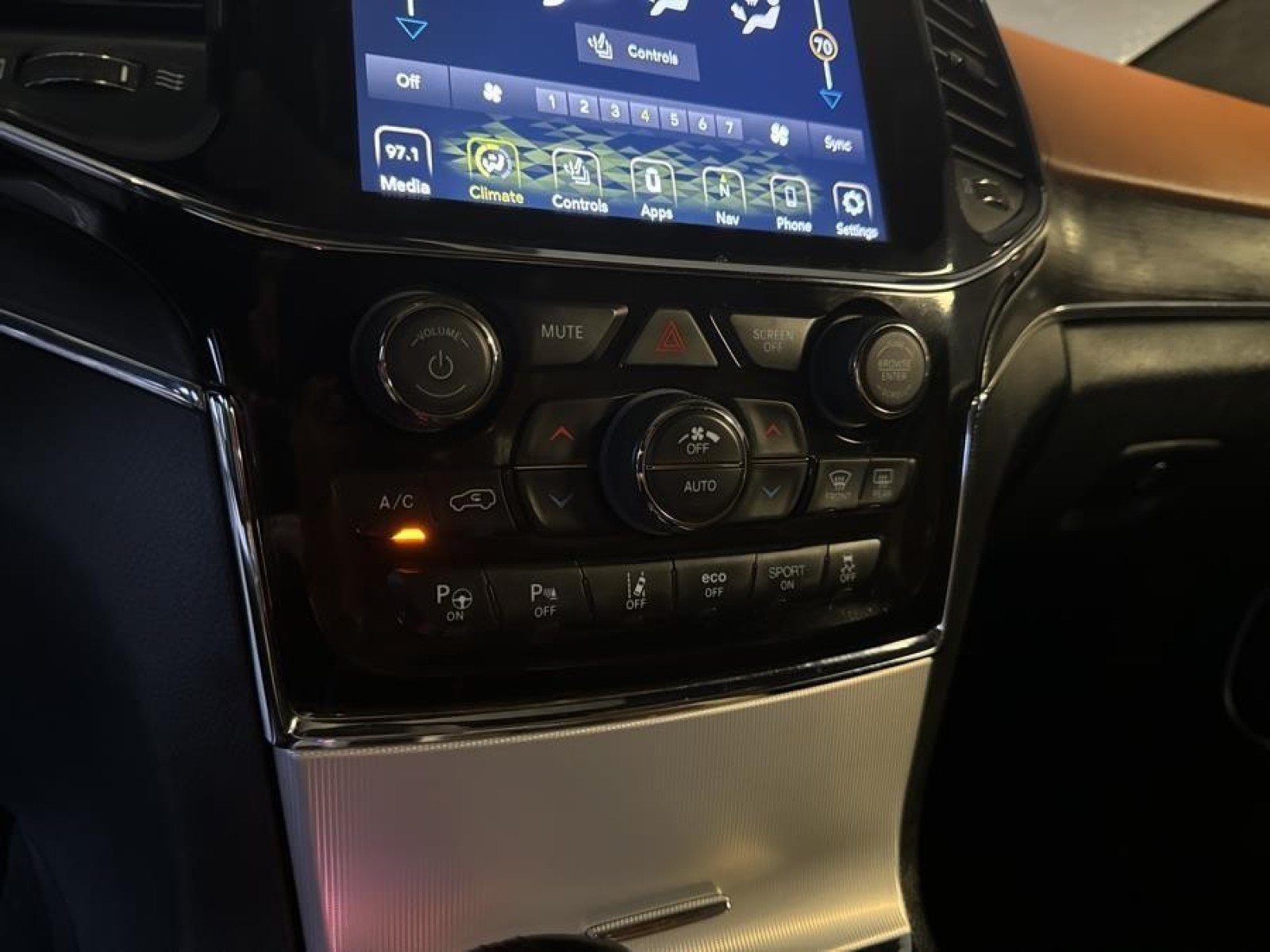 Vehicle image 25 of 34