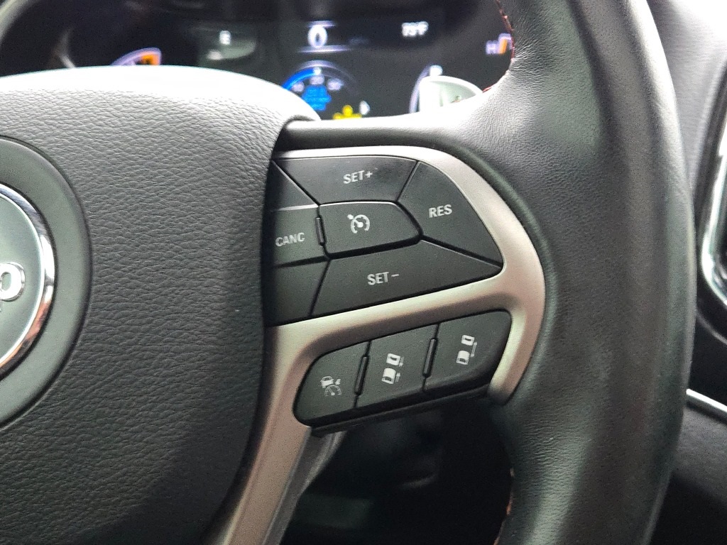 Vehicle image 33 of 37