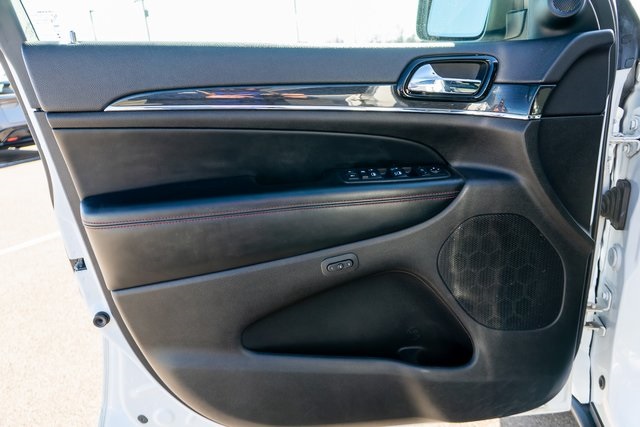 Vehicle image 17 of 33