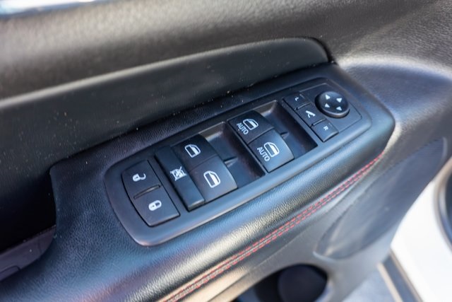 Vehicle image 18 of 33