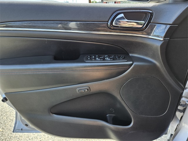 Vehicle image 31 of 33
