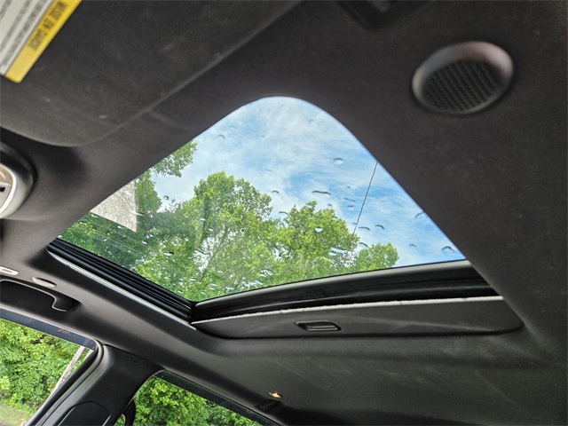 Vehicle image 21 of 33