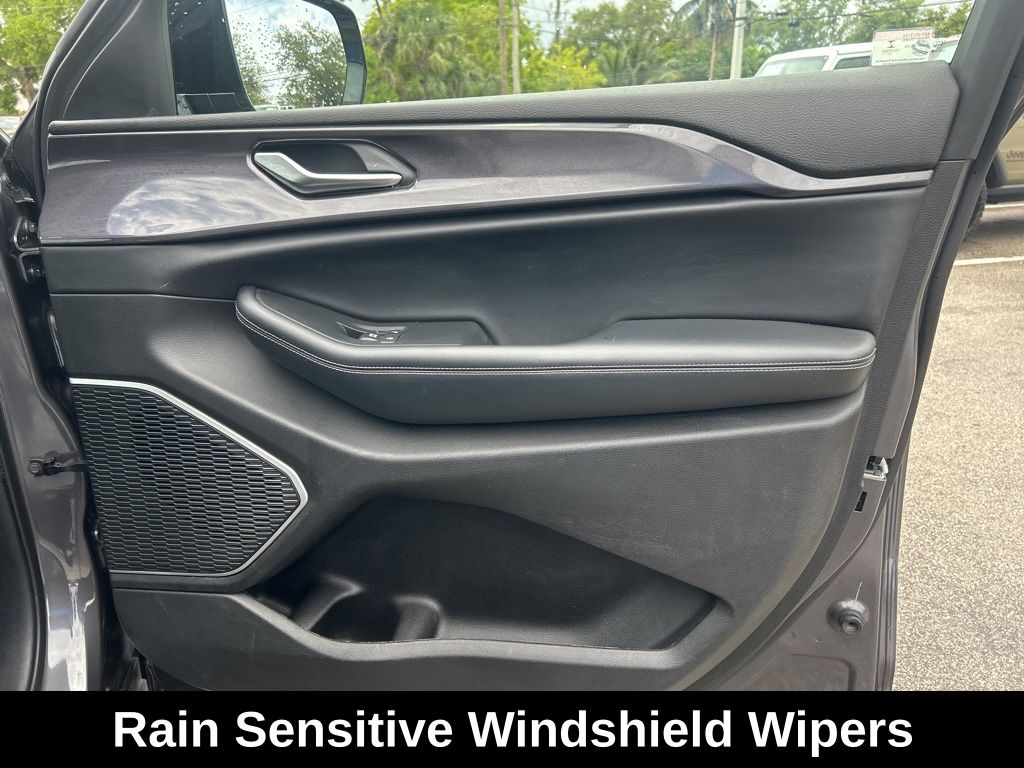Vehicle image 25 of 47