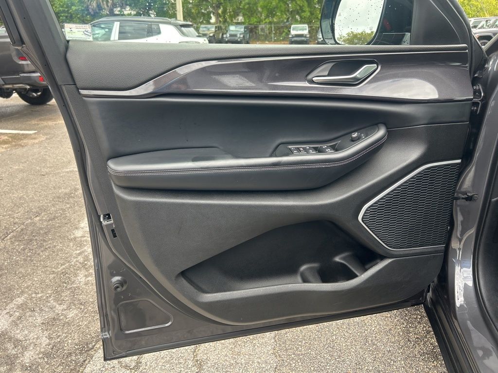 Vehicle image 34 of 47