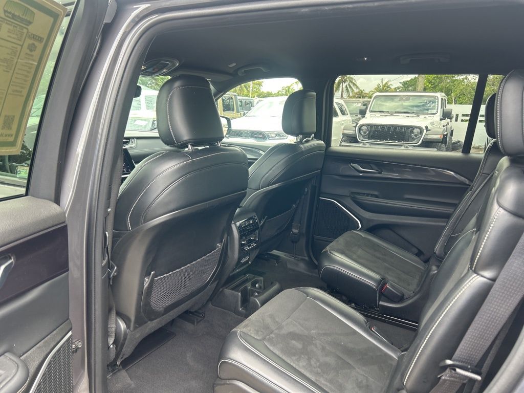 Vehicle image 32 of 47