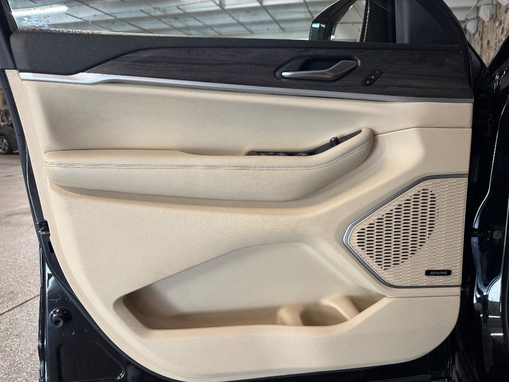 Vehicle image 23 of 33