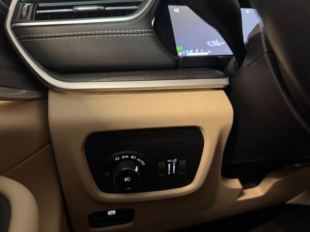 Vehicle image 22 of 33