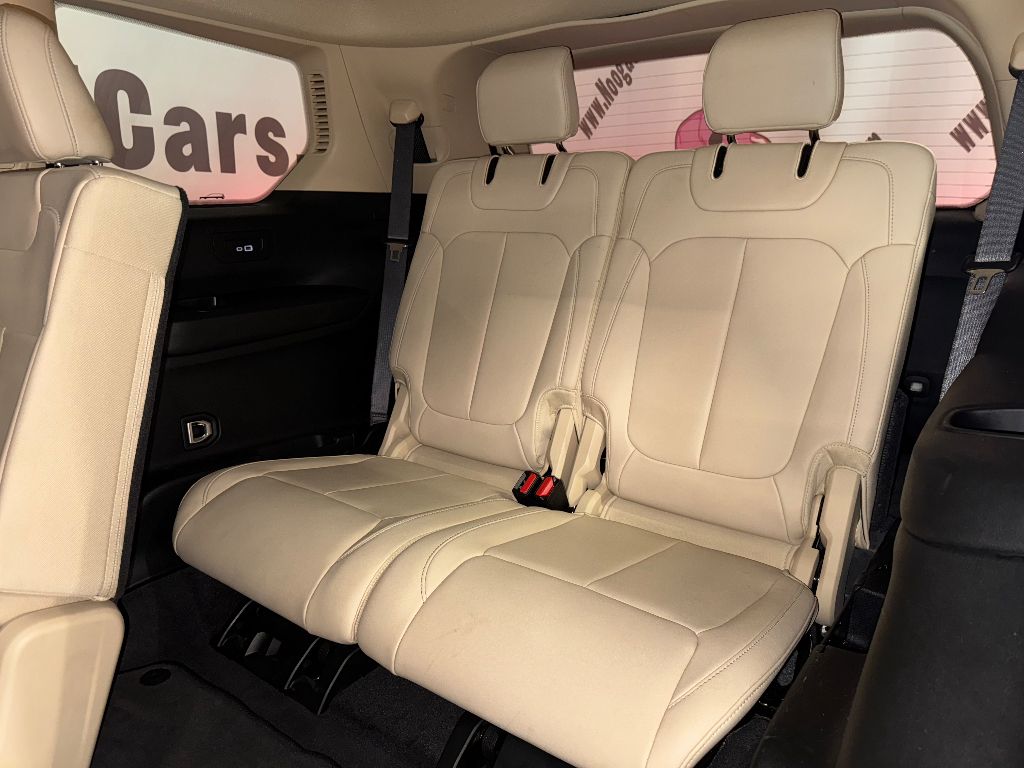 Vehicle image 26 of 33