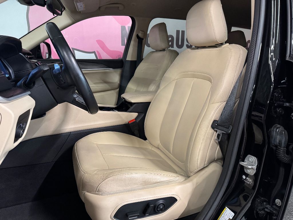 Vehicle image 24 of 33