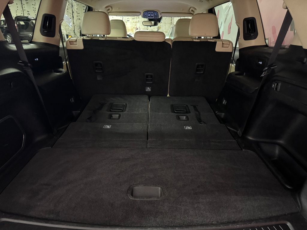 Vehicle image 31 of 33