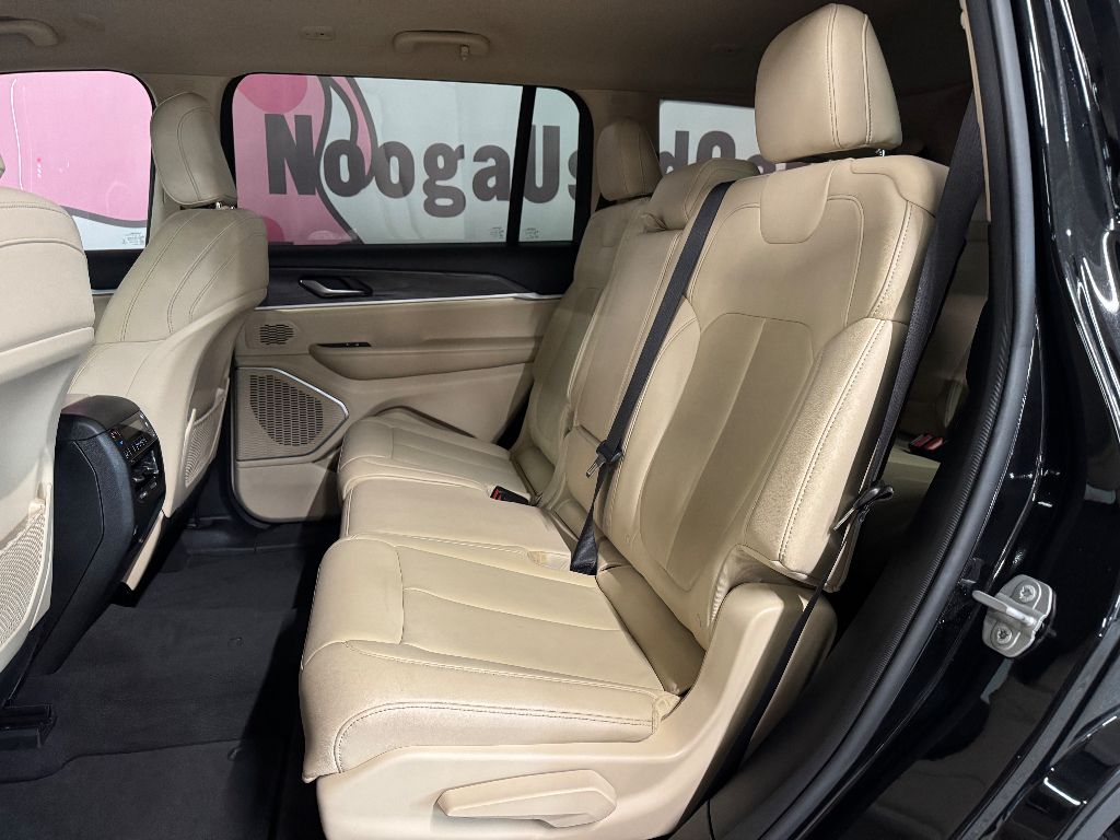 Vehicle image 25 of 33