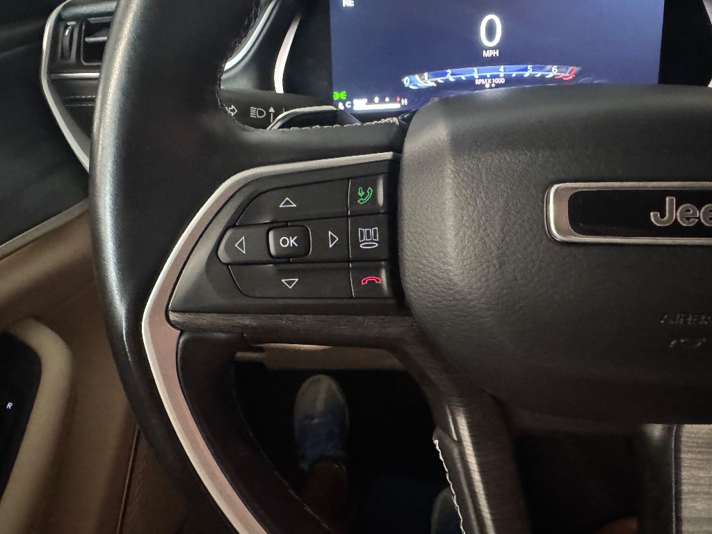 Vehicle image 21 of 33