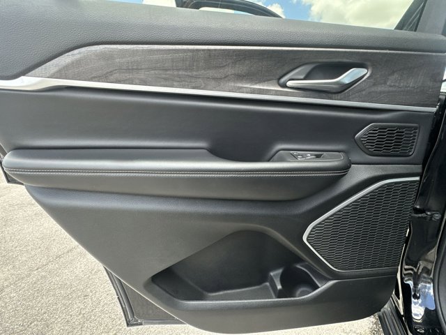 Vehicle image 27 of 30