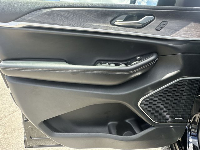 Vehicle image 28 of 30