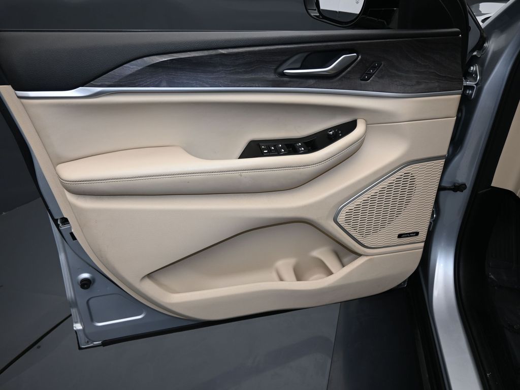 Vehicle image 40 of 78