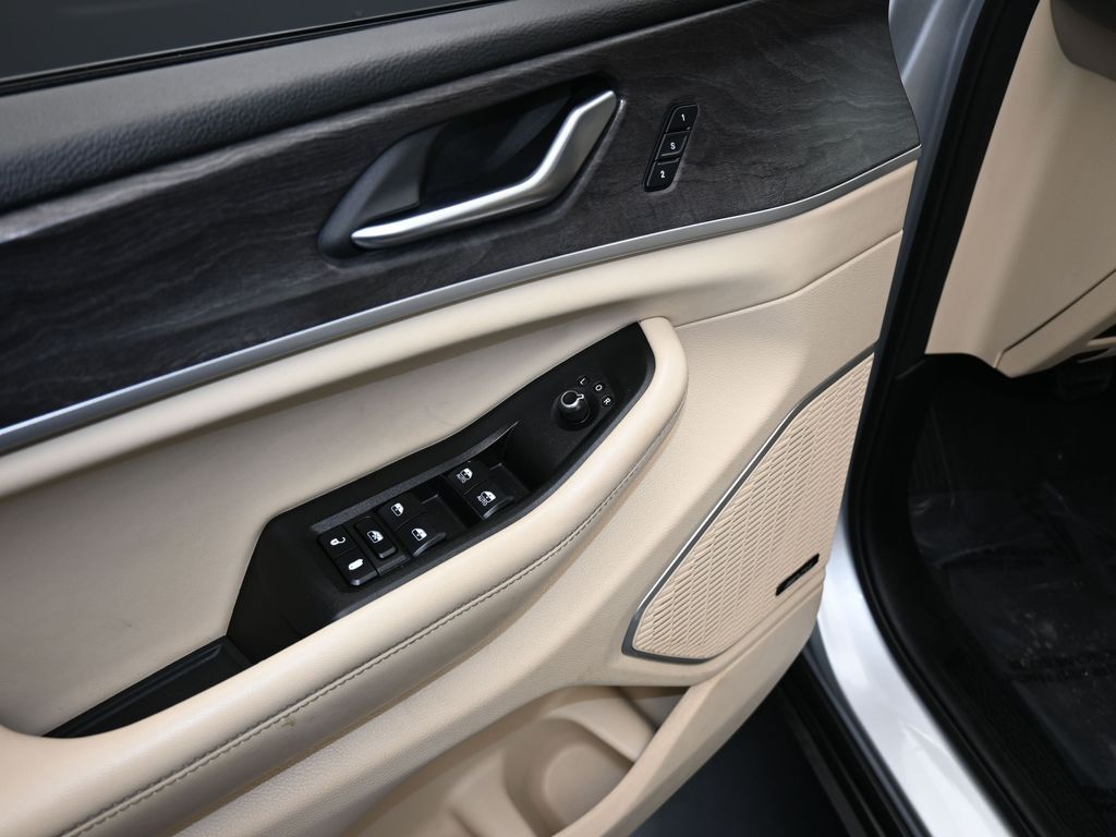 Vehicle image 41 of 78
