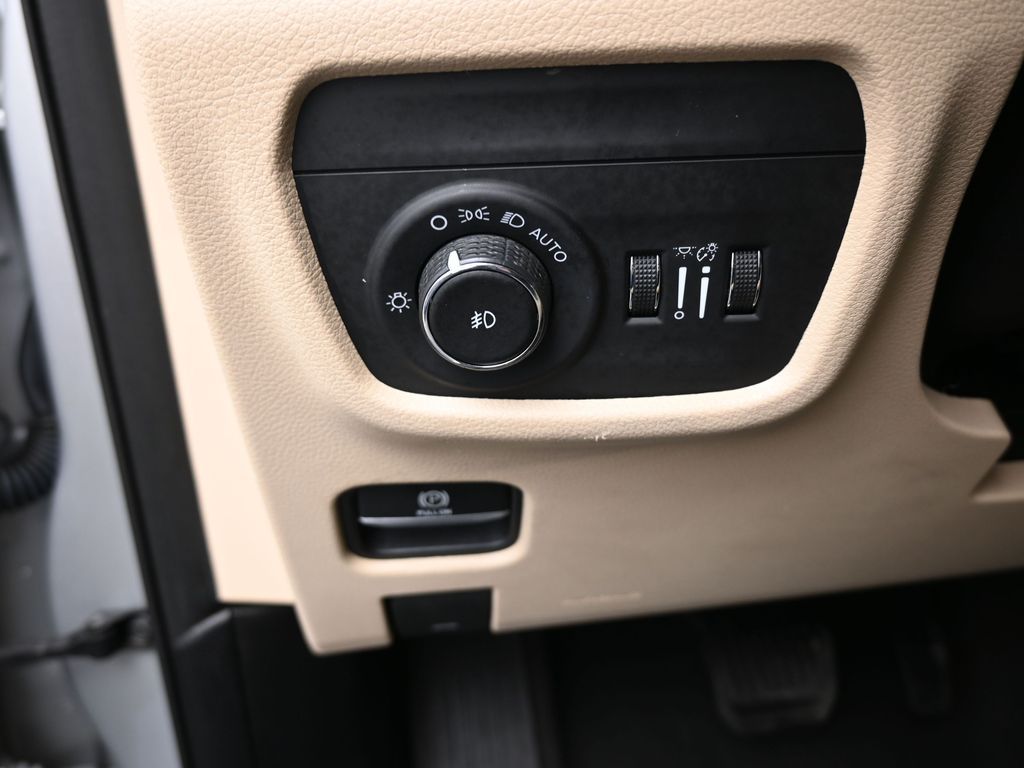 Vehicle image 61 of 78