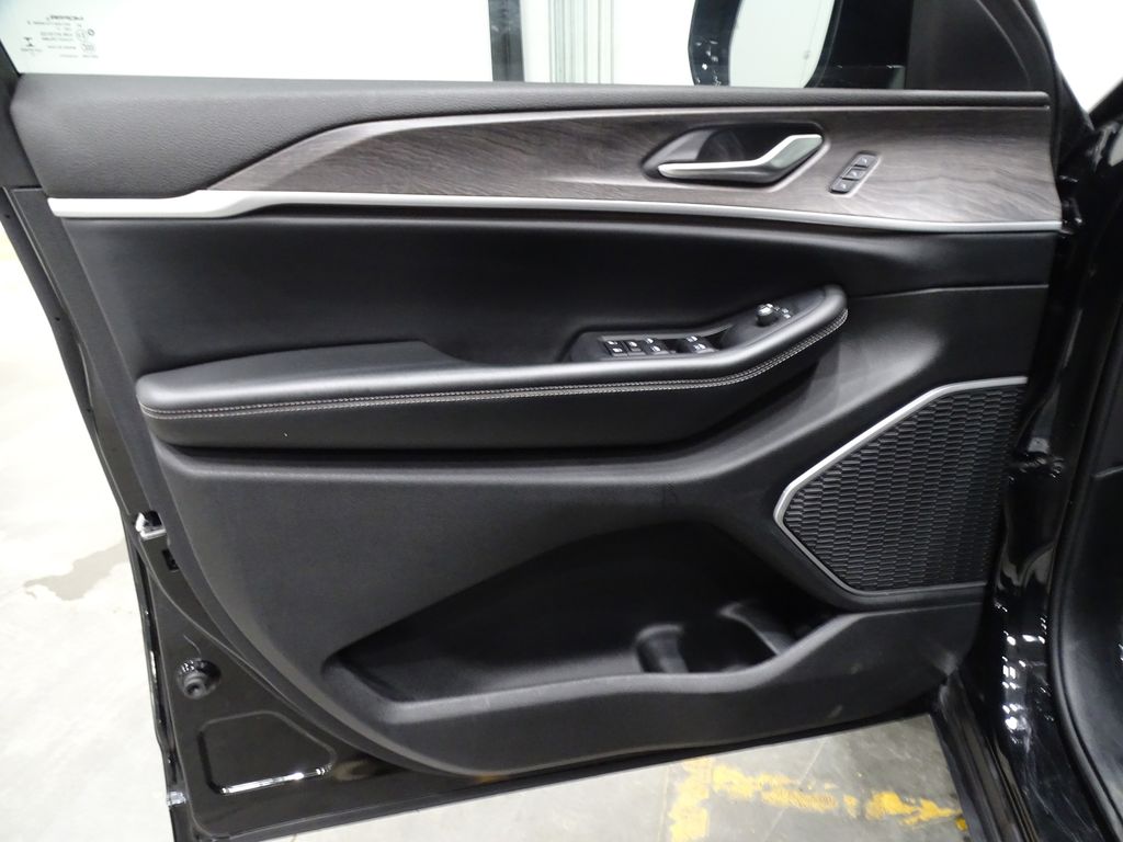 Vehicle image 13 of 43