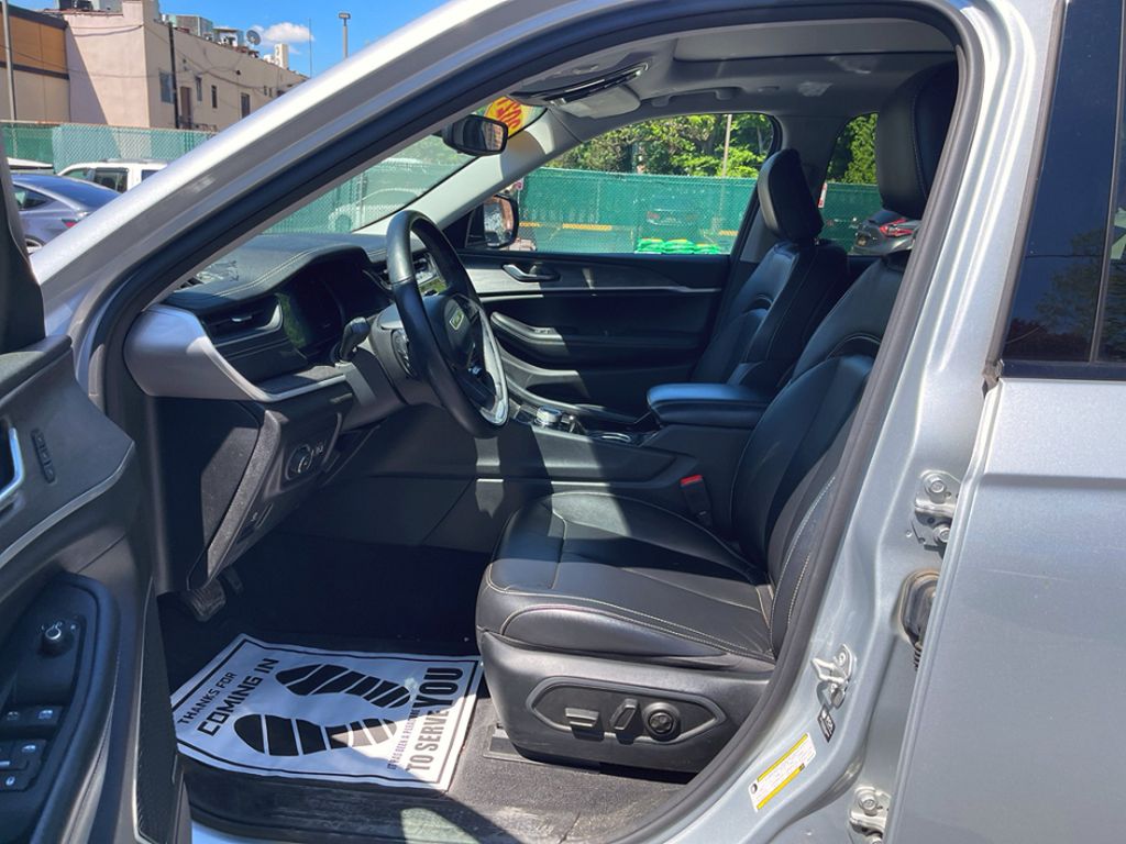 Vehicle image 27 of 29