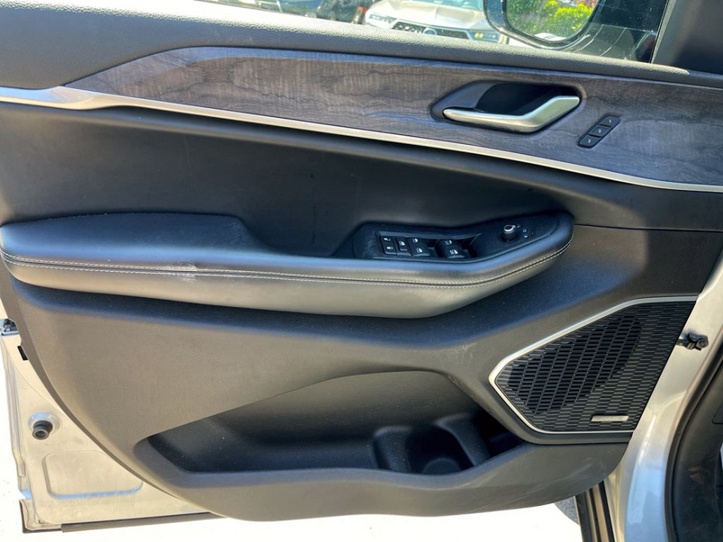 Vehicle image 20 of 29