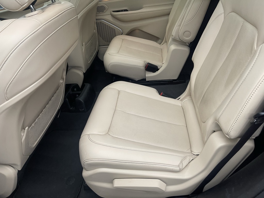 Vehicle image 16 of 39