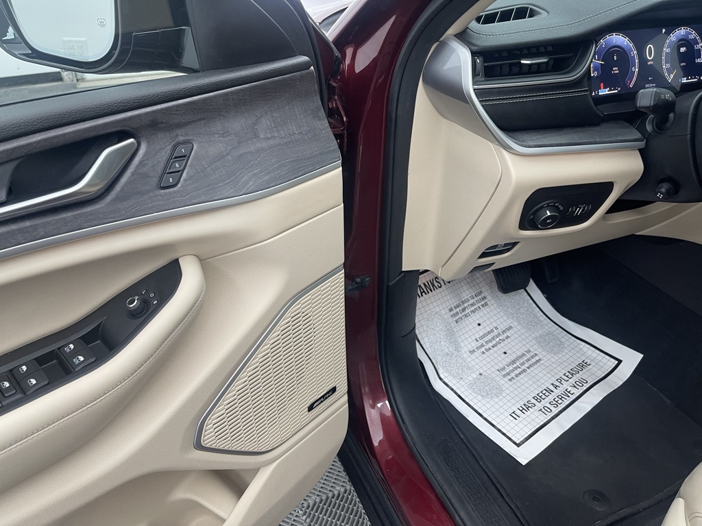 Vehicle image 33 of 39