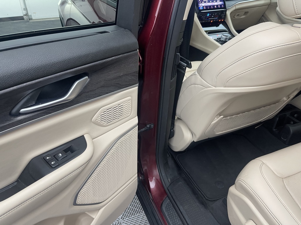Vehicle image 27 of 39