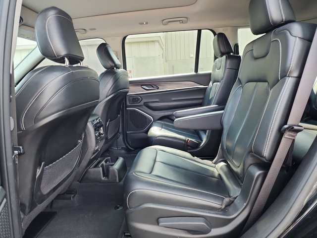 Vehicle image 13 of 28